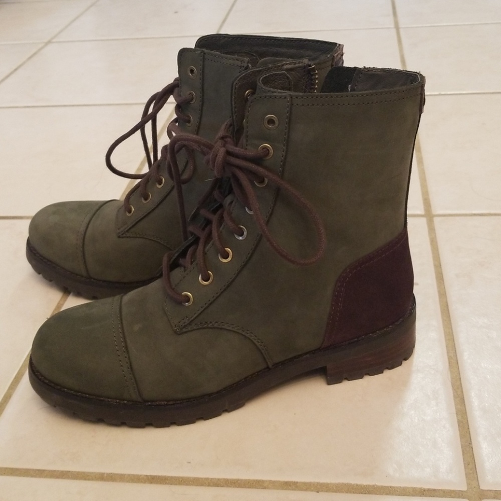 UGGS Kilmer lace up (with zipper) 7.5